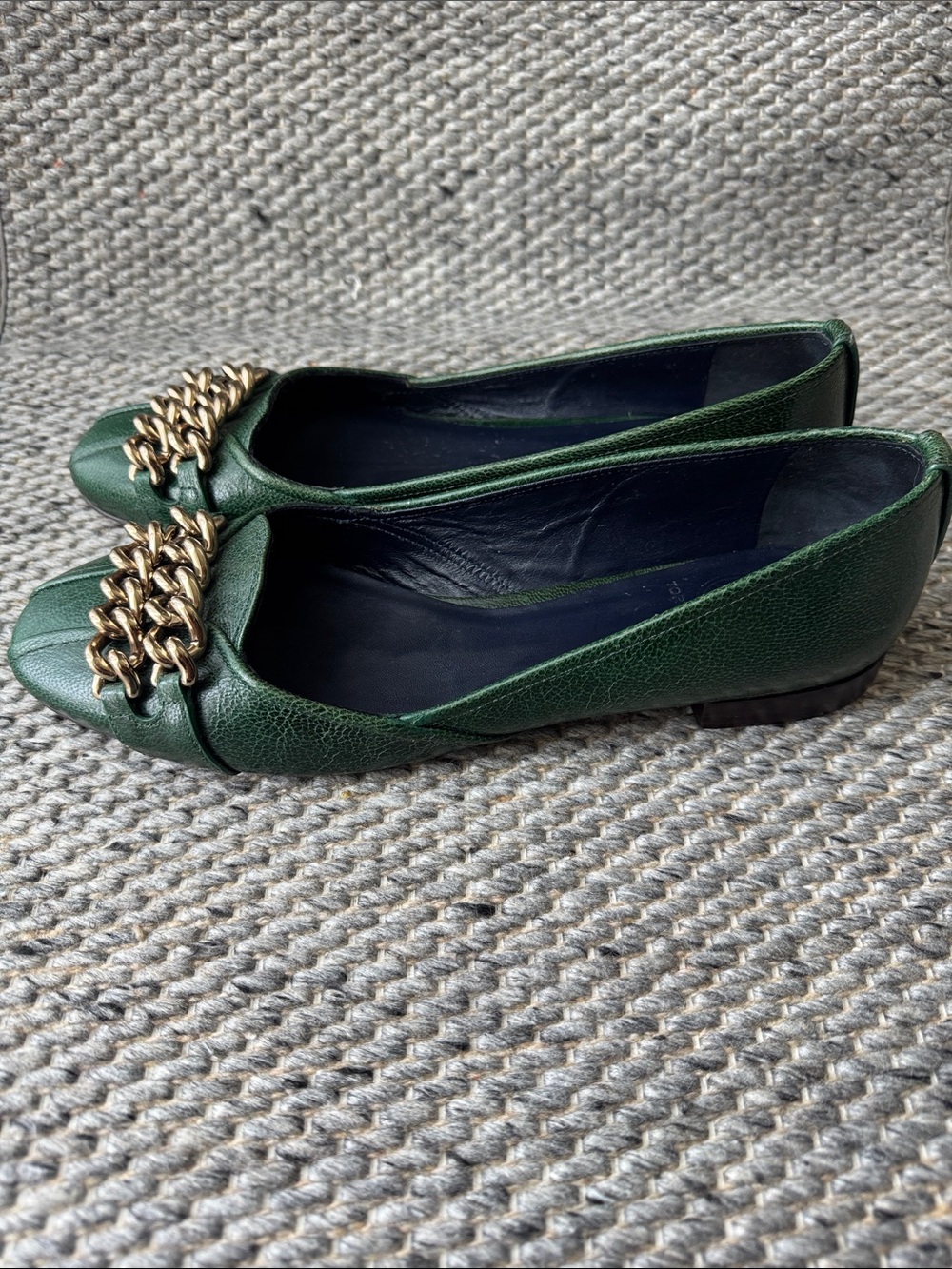 Tory Burch Hana Ballet Flats Emerald Green Leather Chain Accent - Picture 2 of 14